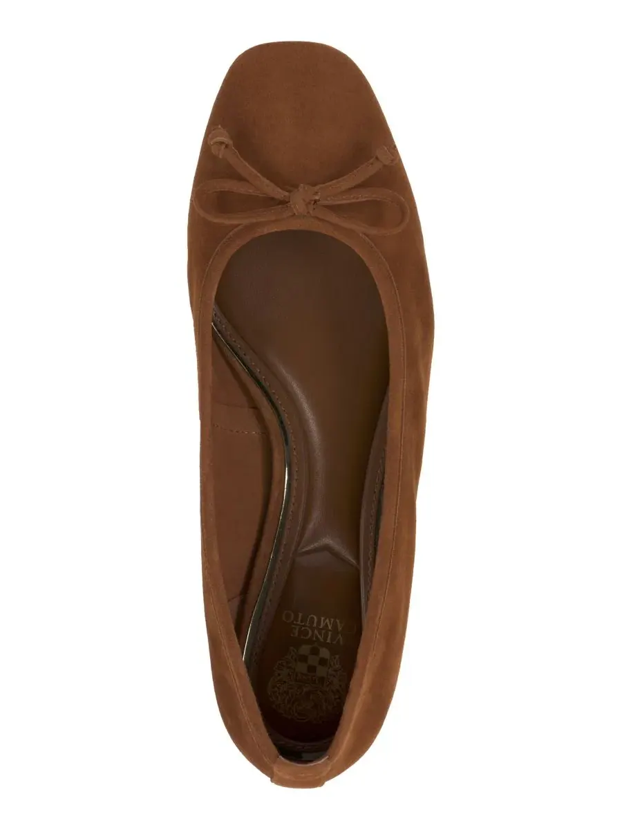 Балетки на каблуке с бантом Jenlea Burnt Sugar Suede Vince Camuto — изображение 4 из 5