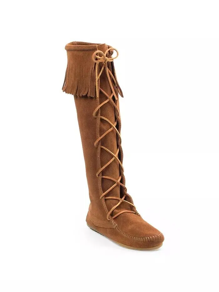 Женские замшевые сапоги до колена с кружевом спереди Minnetonka — коричневый