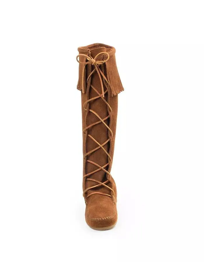 Женские замшевые сапоги до колена с кружевом спереди Minnetonka — изображение 2 из 3, коричневый
