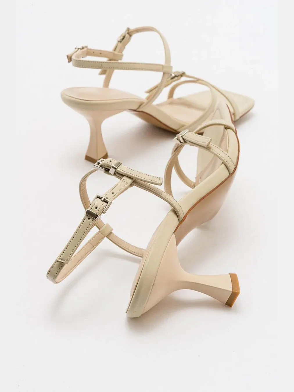Босоножки на каблуке с открытым носком Nebel Prologue Shoes — изображение 6 из 8, белый
