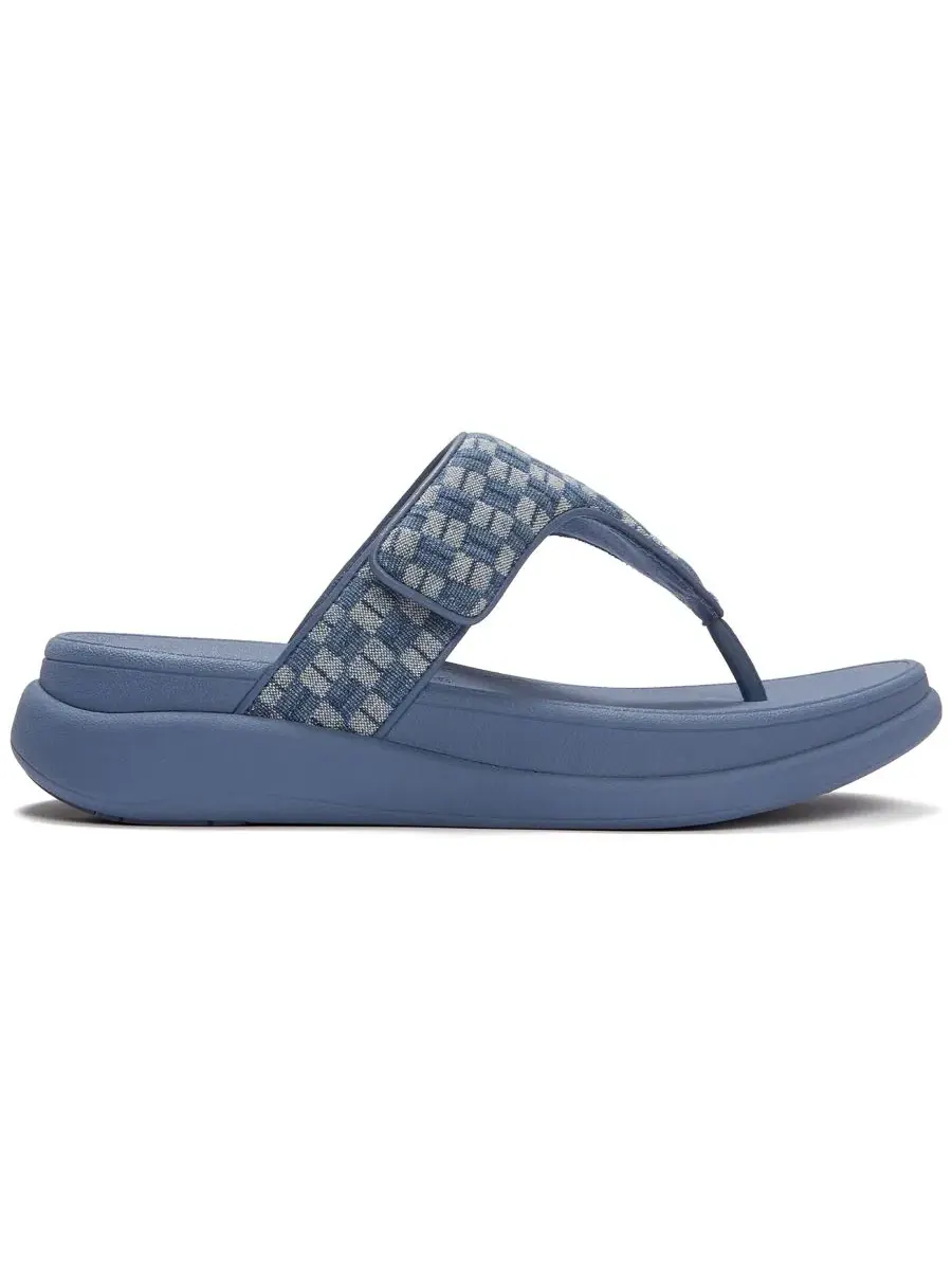Сандалии-вьетнамки F-Mode Go Checkerboard-Denim FitFlop — изображение 2 из 6, светлый джинсовый синий
