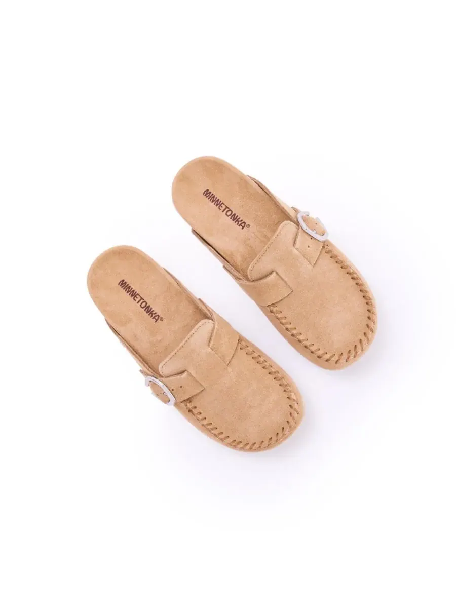 Женские замшевые сабо с регулируемой пряжкой Minnetonka — изображение 2 из 6, корица