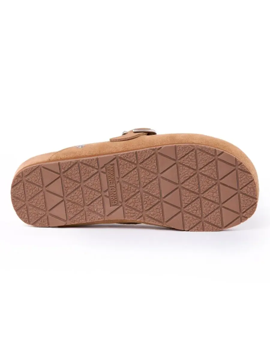 Женские замшевые сабо с регулируемой пряжкой Minnetonka — изображение 6 из 6, корица