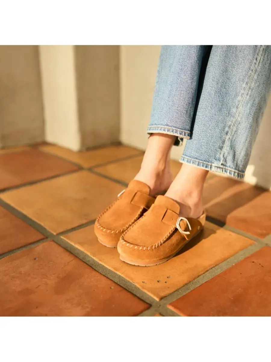Женские замшевые сабо с регулируемой пряжкой Minnetonka — изображение 3 из 7, коричневый