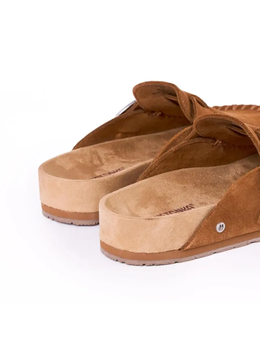 Женские замшевые сабо с регулируемой пряжкой Minnetonka — изображение 6 из 7, коричневый