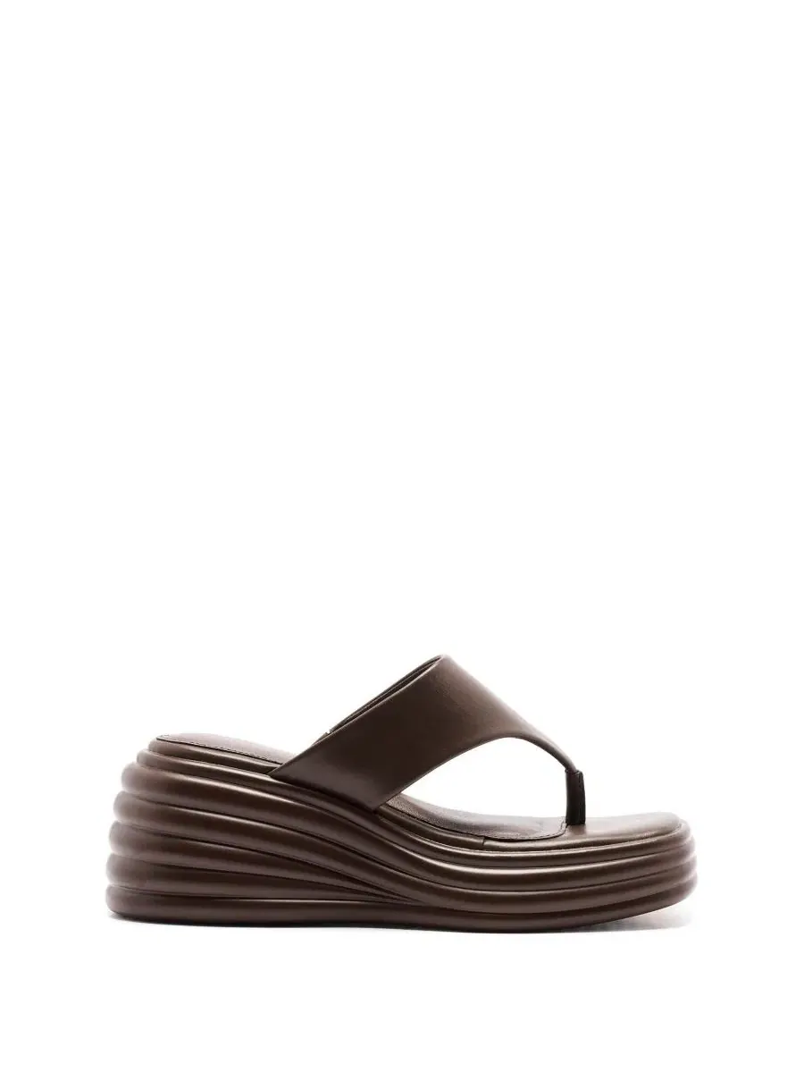Босоножки на платформе с квадратным носком Frame Wedge Sandal Therapy Australia, Chocolate Smooth PU — изображение 2 из 5