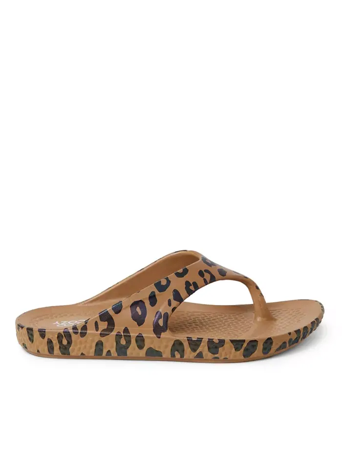 ЭкоКози от Women's Устойчивые Комфортные Сандалии-танга Dearfoams — изображение 4 из 5, леопардовый