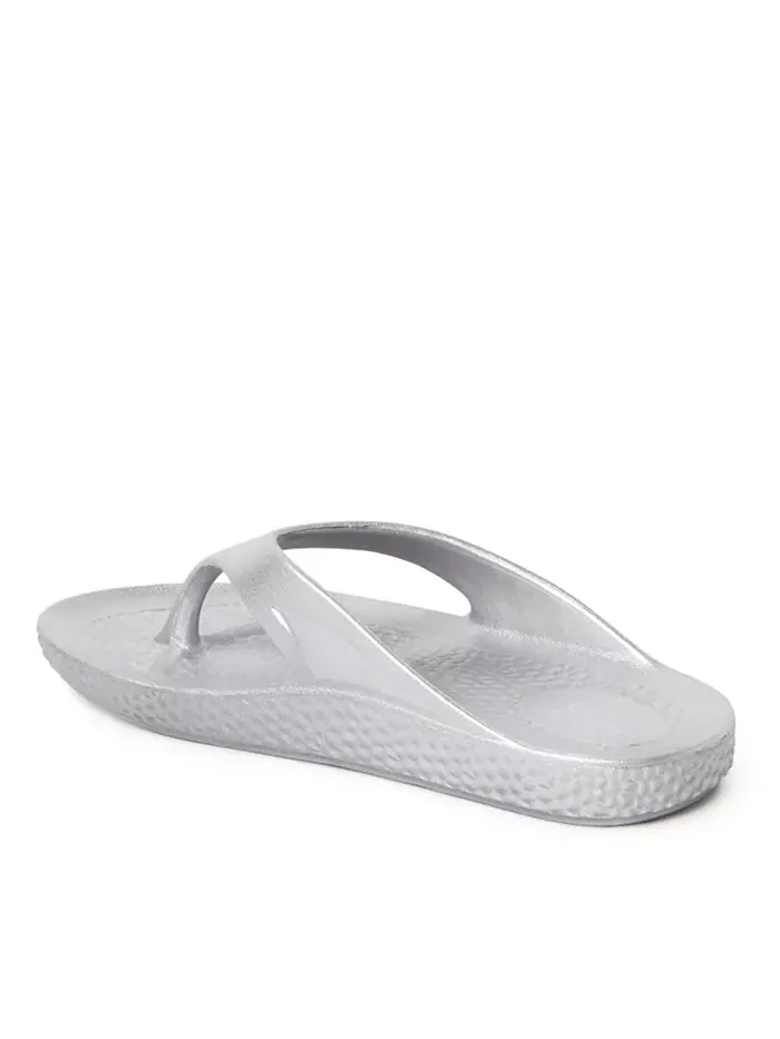 ЭкоКози от Women's Устойчивые Комфортные Сандалии-танга Dearfoams — изображение 3 из 5, серебристый металлик