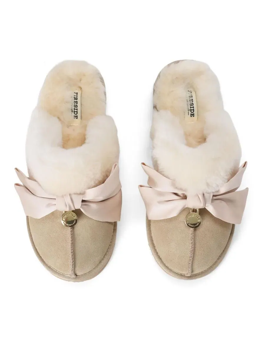 Женские тапочки-мокасины Fireside by Sydney Dream Bow Scuff Dearfoams — изображение 4 из 7, бежевый
