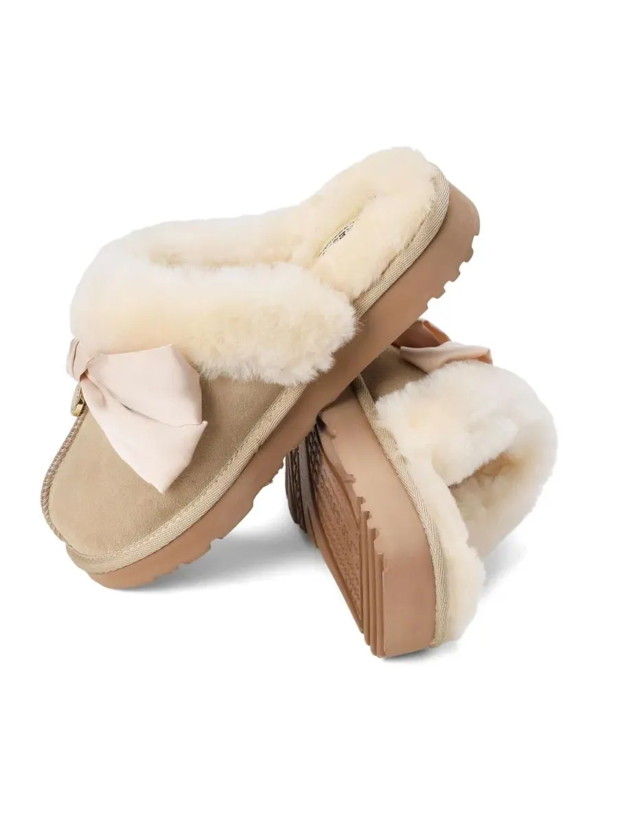 Женские тапочки-мокасины Fireside by Sydney Dream Bow Scuff Dearfoams — изображение 7 из 7, бежевый