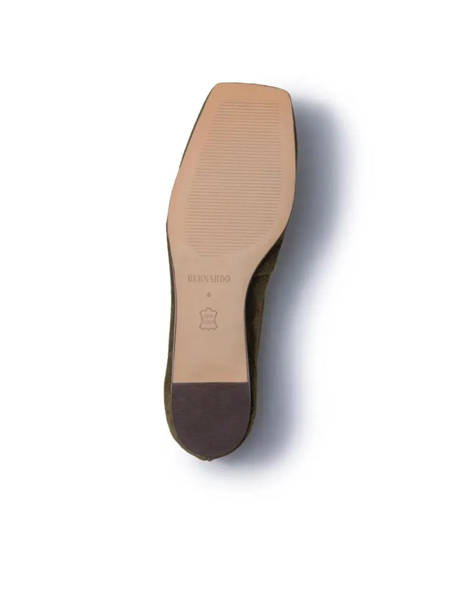 Женские туфли-лодочки Tate на устойчивом каблуке Bernardo Footwear — изображение 4 из 5, темный оливковый