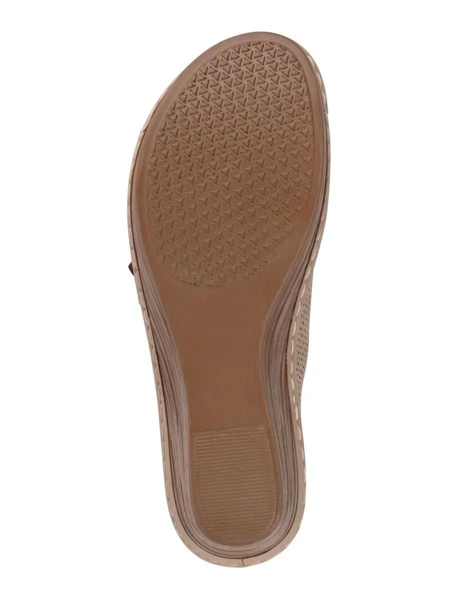 Женские босоножки-сандалии на танкетке Nylie Slip-On Wedge Sandals GC Shoes — изображение 5 из 5, бежевый