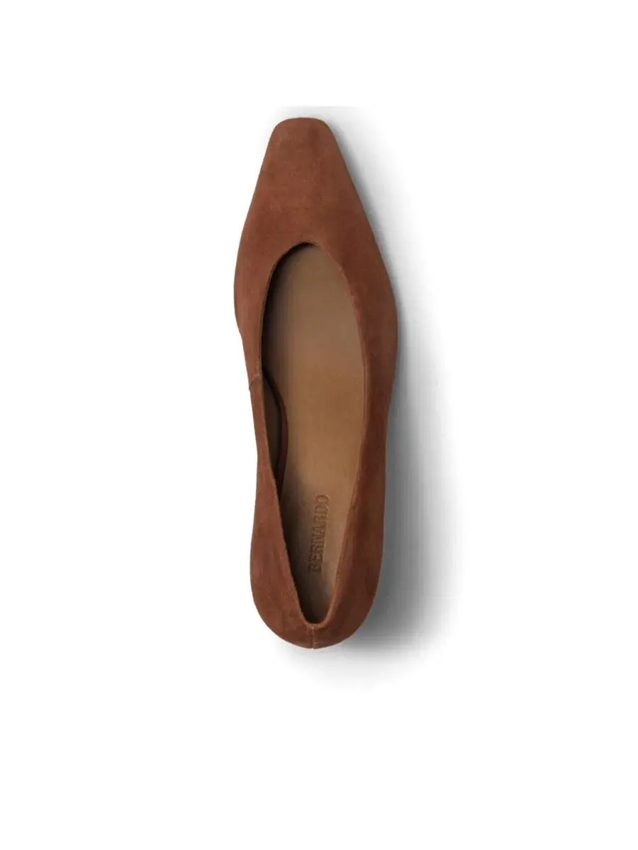 Туфли-лодочки Chiara на каблуке Bernardo Footwear — изображение 4 из 4, миндальный