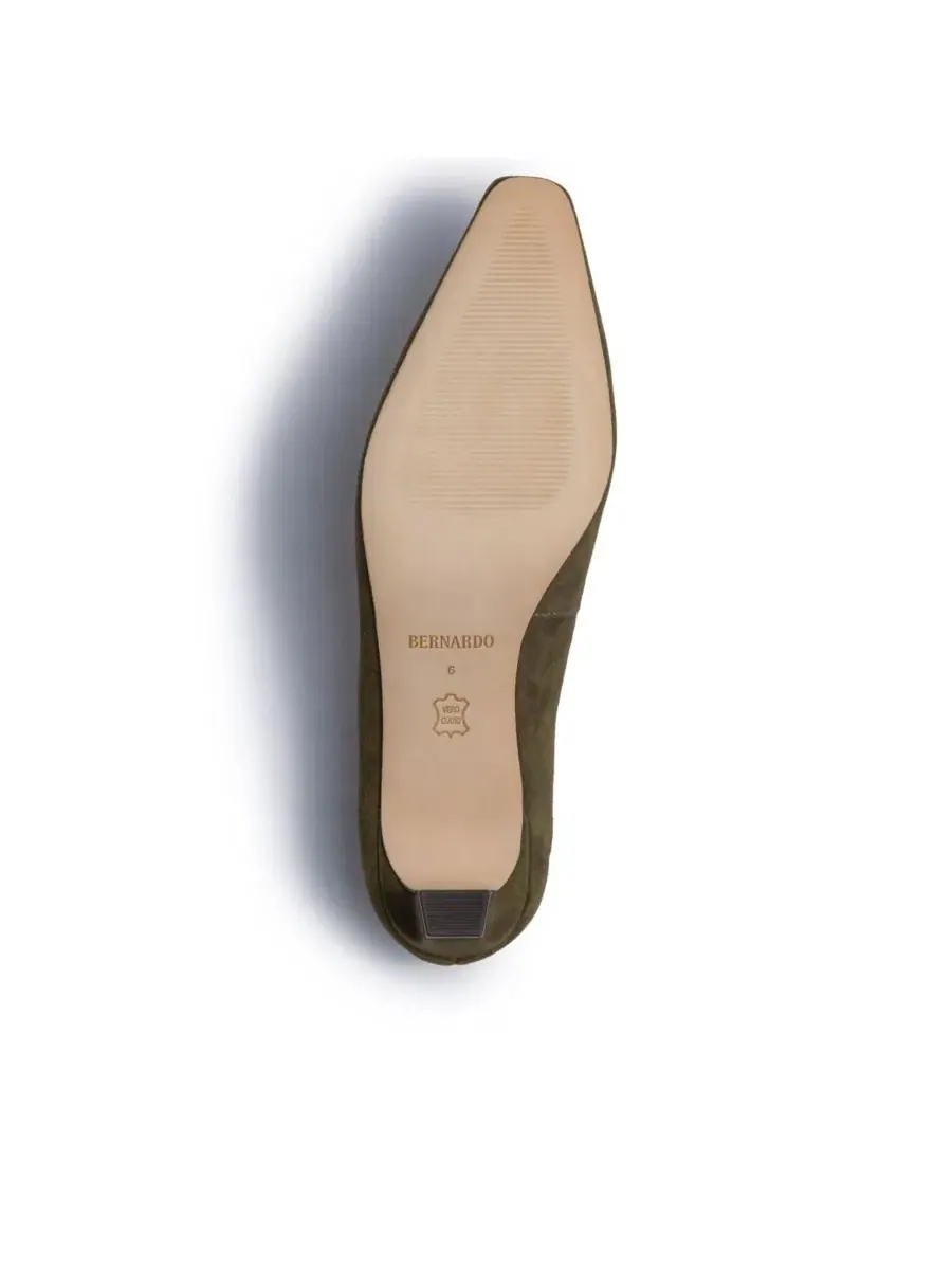 Туфли-лодочки Chiara Kitten Heel Pump Bernardo Footwear — изображение 4 из 4, темный оливковый