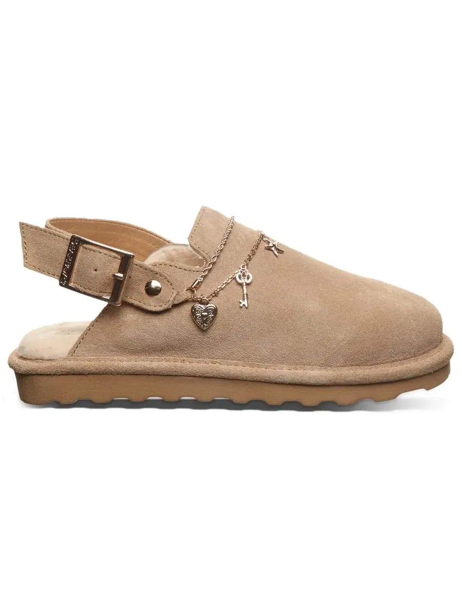 Женские клоги Lexi Round Toe с цепочкой и шармами BEARPAW — изображение 2 из 5, коричневый