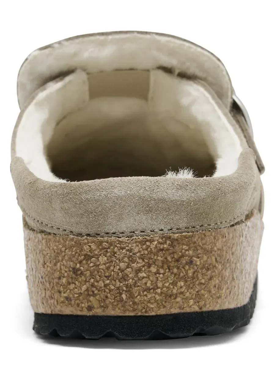 Женские сабо Buckley из замши и овчины от Finish Line Birkenstock — изображение 4 из 6, тауп