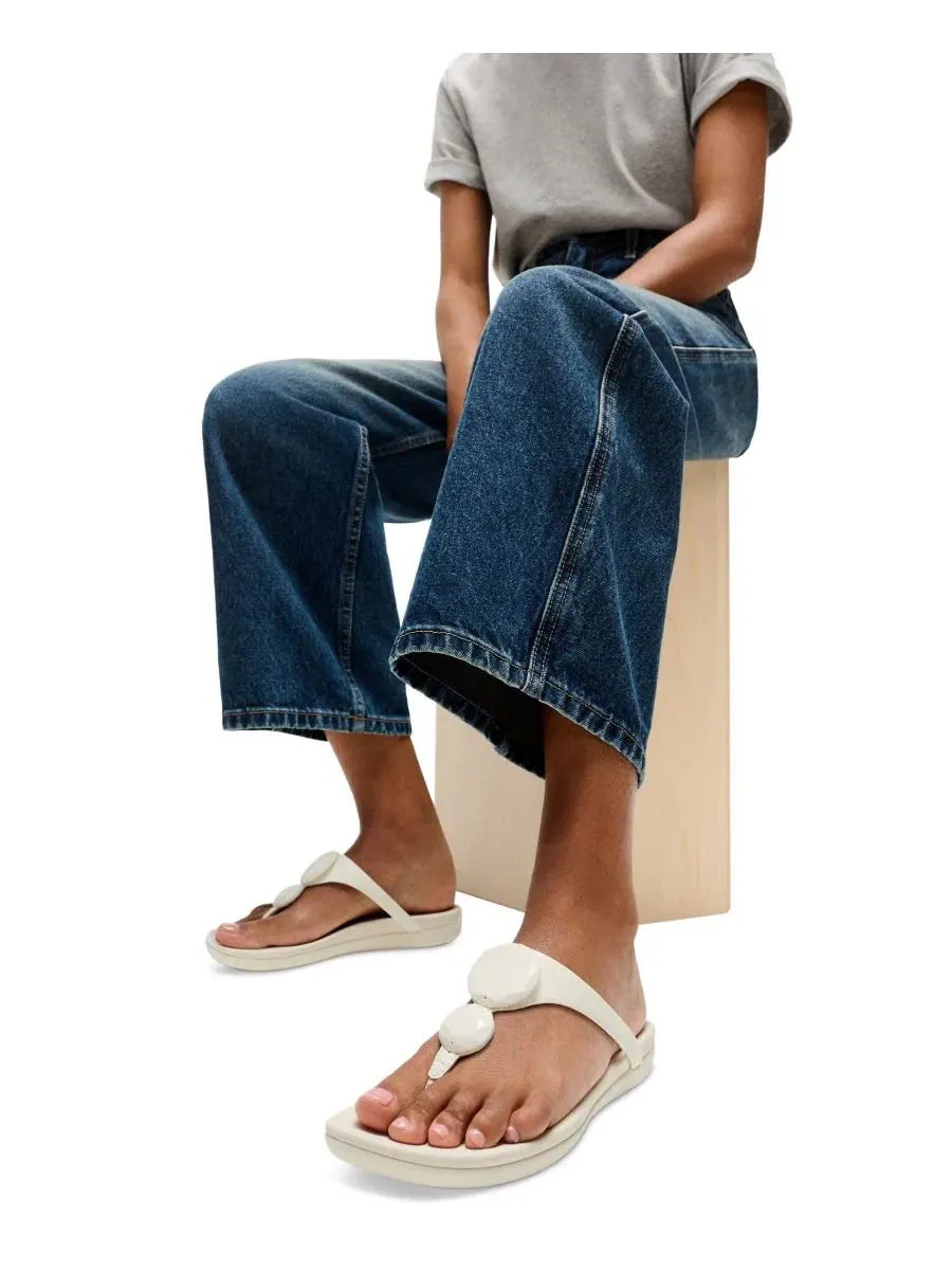 Сандалии с каблуком-танкеткой Solay Glossy-Disc Toe-Post FitFlop — изображение 4 из 6, бежевый