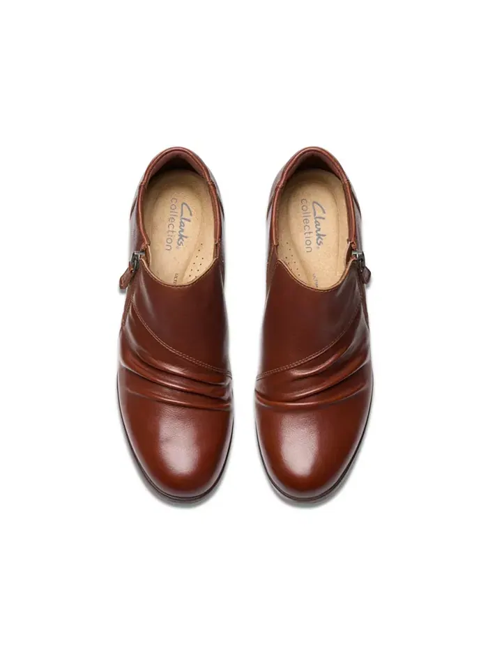 Ботинки женские Clarks Emily 2 Braley кожаные на блочном каблуке — изображение 13 из 13, коричневый