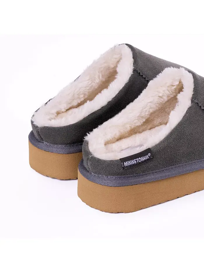 Женские замшевые тапочки Coze Around Clog Minnetonka — изображение 2 из 6, серый