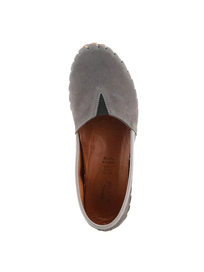 Kathaleta Suede Slip-On Comfort Туфли на плоской подошвеs с V-образной эластичной выемкой — изображение 3 из 6, серый