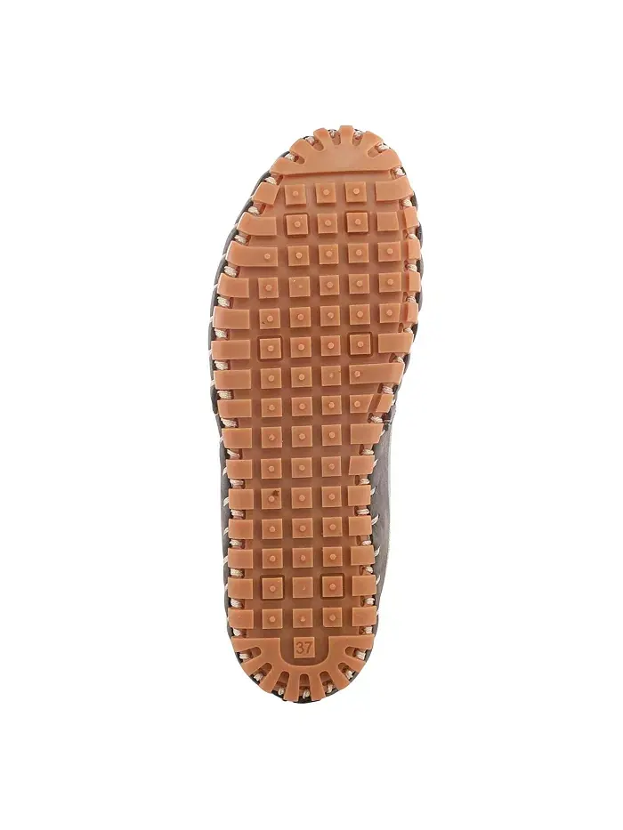 Kathaleta Suede Slip-On Comfort Туфли на плоской подошвеs с V-образной эластичной выемкой — изображение 6 из 6, серый
