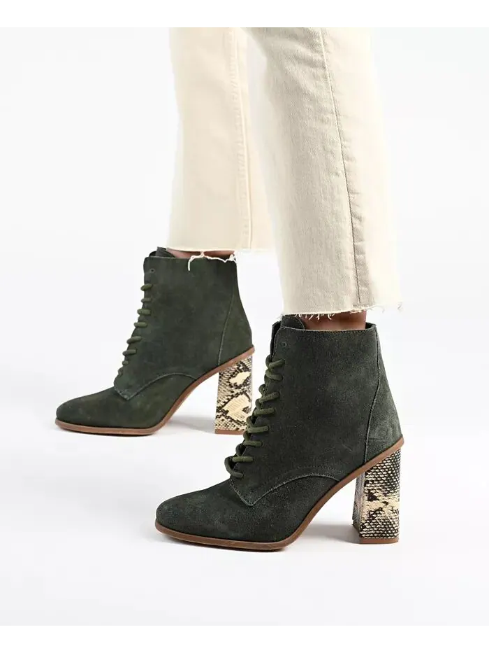 Женские ботильоны Edda Snake Print Block Heel со шнуровкой Journee Signature — изображение 9 из 10, черный