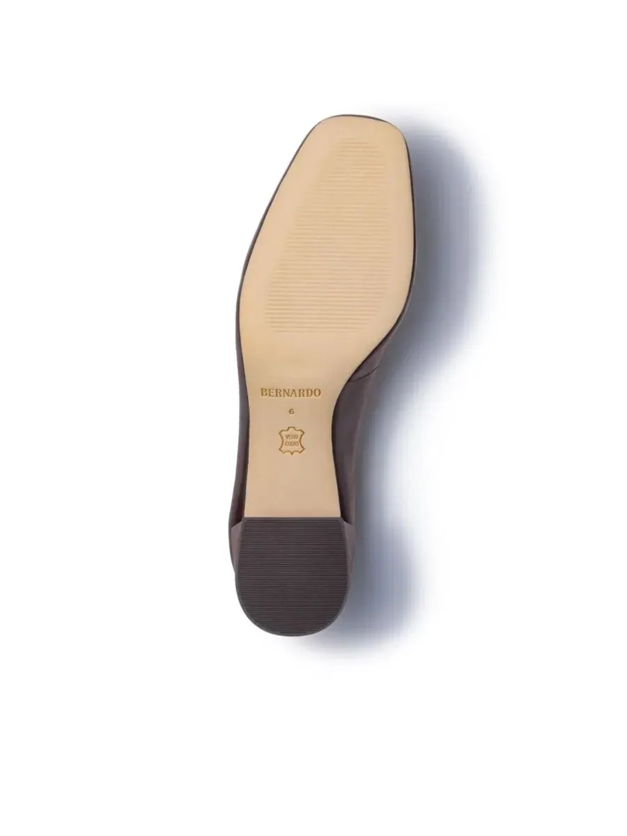 Туфли-лодочки Mary Jane с закрытым носком, на каблуке 5 см Bernardo Footwear — изображение 4 из 5, коричневый