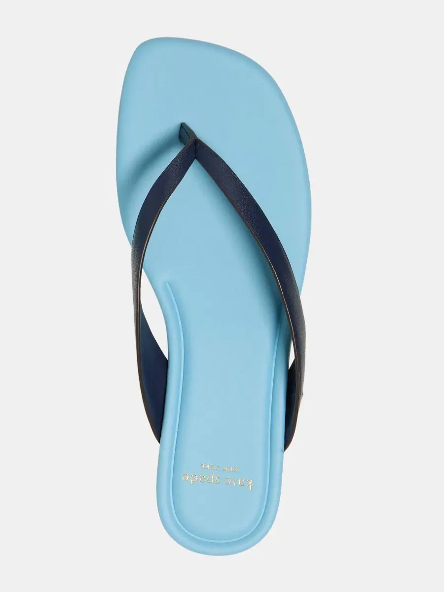 Сандалии-вьетнамки Sandie из гладкой кожи Captain Navy/Pristine Pool kate spade new york — изображение 4 из 5, темно-синий