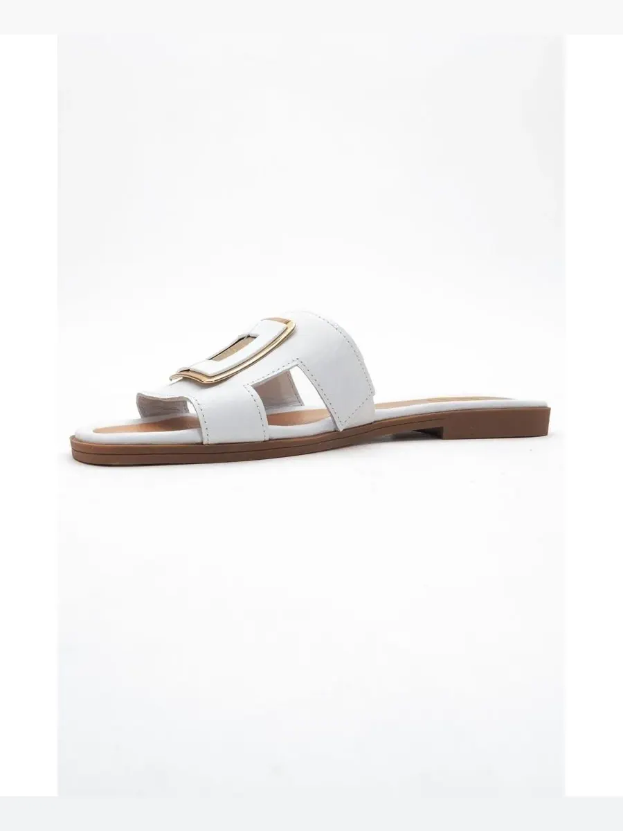 Кожаные шлепанцы MILLIE с пряжкой (женские) Forever & Always Shoes — изображение 2 из 5, белый