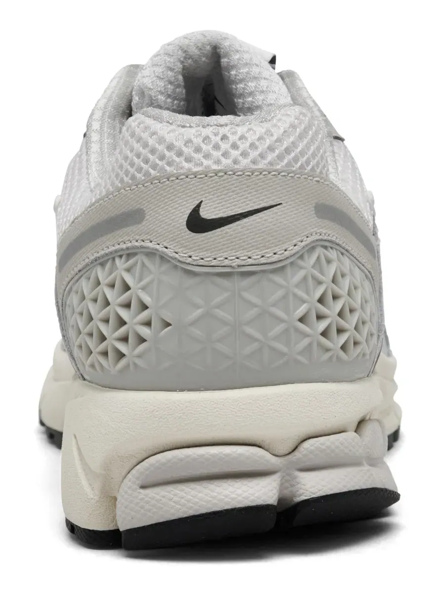 Мужские повседневные кроссовки Zoom Vomero 5 от Finish Line Nike, платиновый — изображение 4 из 6, серебристый
