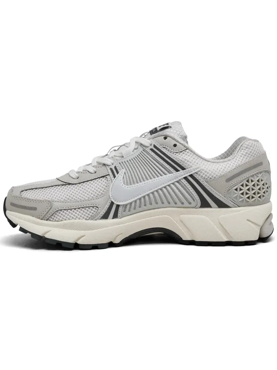 Мужские повседневные кроссовки Zoom Vomero 5 от Finish Line Nike, платиновый — изображение 5 из 6, серебристый