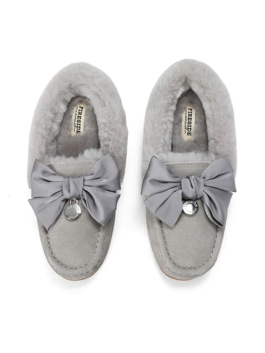 Женские мокасины-тапочки Fireside by Mel Dream Bow Dearfoams — изображение 4 из 7, дымчатый