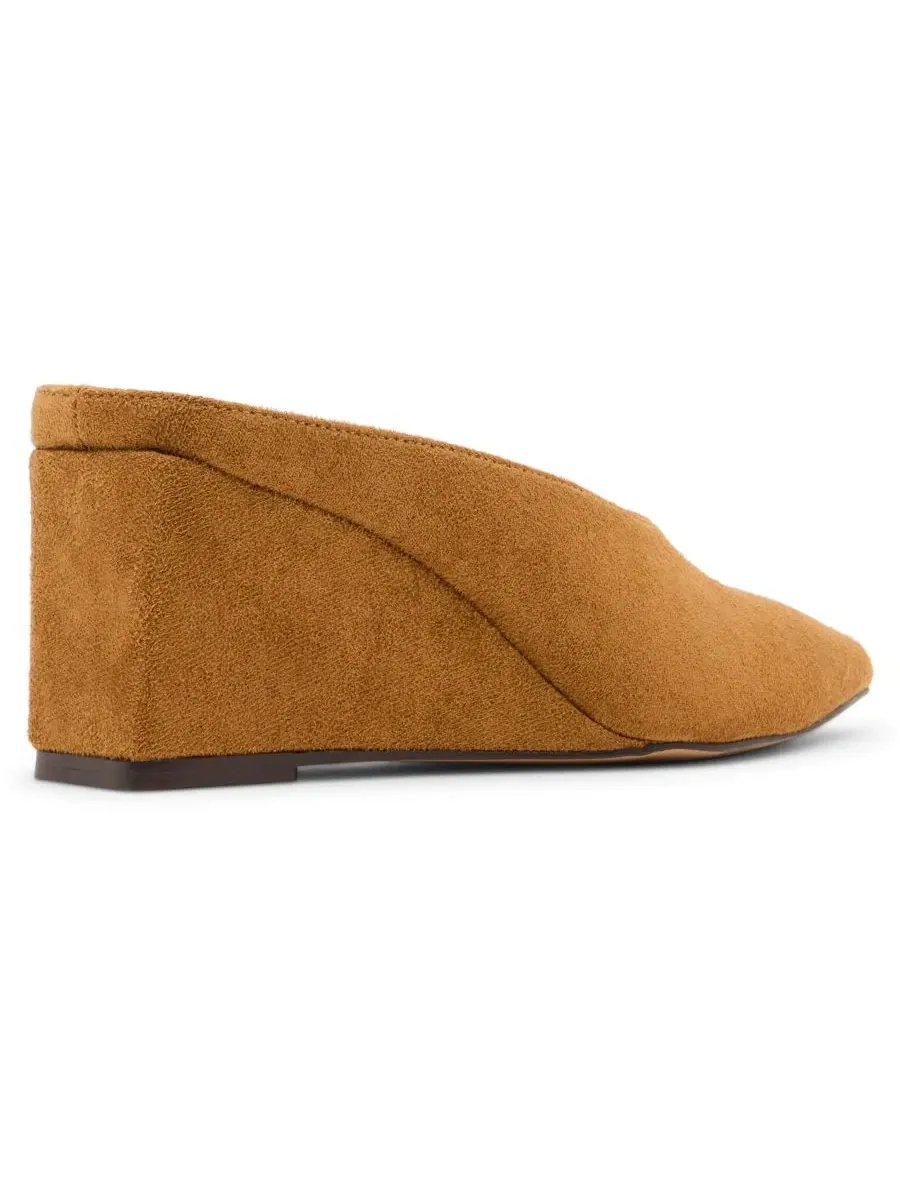 Женские босоножки-клинья Carousel Slip-On Pointed Toe Wedge Pumps Madden Girl — изображение 6 из 7, верблюжий