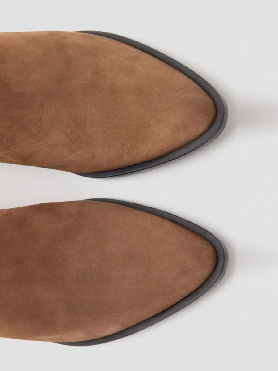 Ботильоны на каблуке из замши с острым мысом, модель Heel Suede Ankle Boot MANGO — изображение 3 из 5, коричневый
