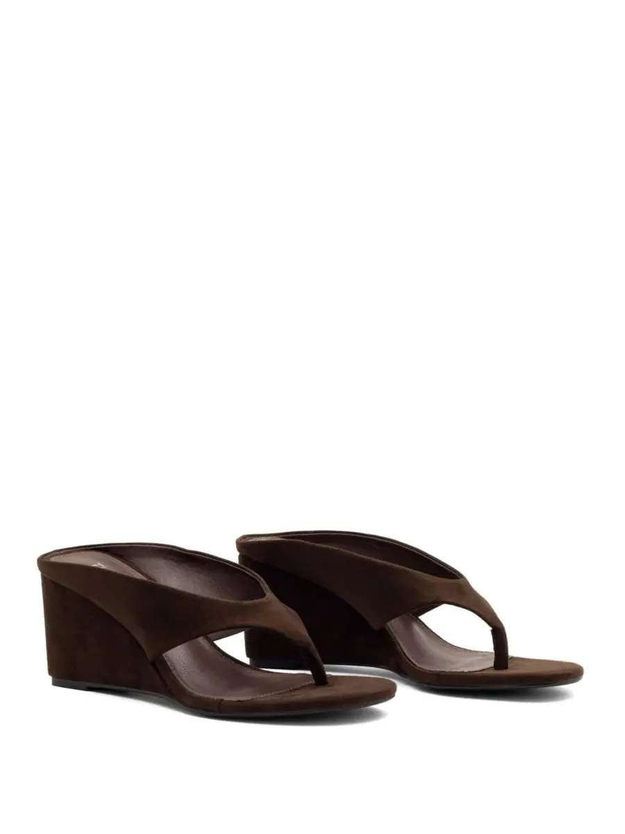 Сандалии на танкетке SERA Round Toe Wedge Thong Heel Therapy Australia, Chocolate Microsuede — изображение 5 из 6