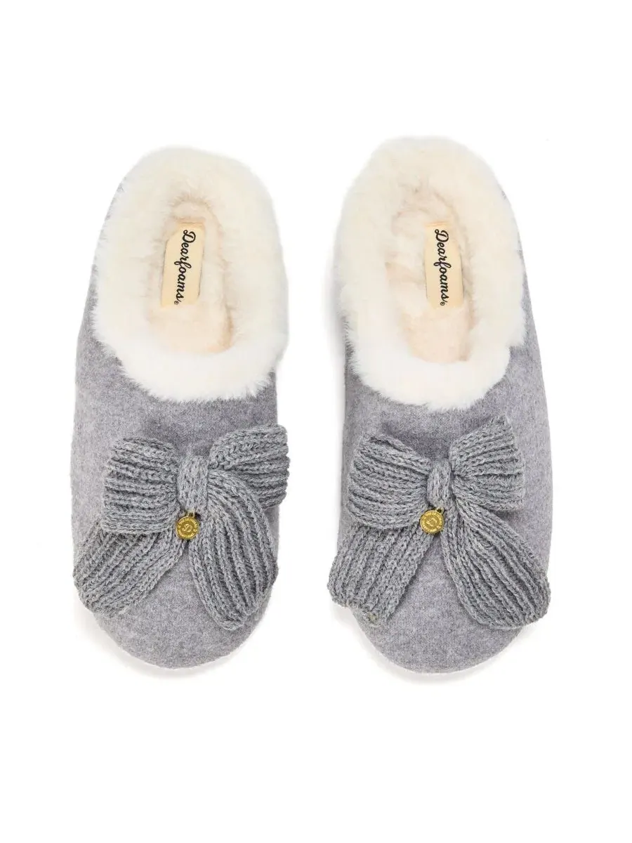 Домашние тапочки-клоги Josie Knit Clog Slipper with Bow Dearfoams — изображение 4 из 9, светлый серый