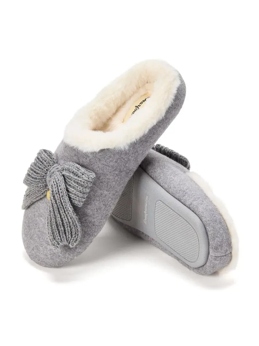 Домашние тапочки-клоги Josie Knit Clog Slipper with Bow Dearfoams — изображение 7 из 9, светлый серый
