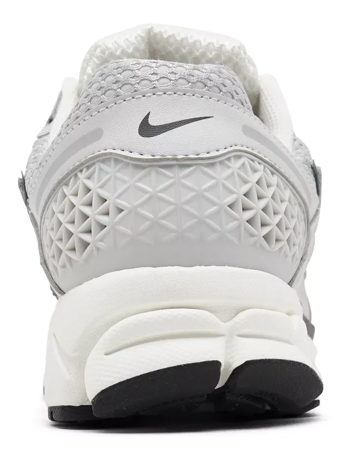 Женские повседневные кроссовки Zoom Vomero 5 от Finish Line Nike — изображение 4 из 6, мульти