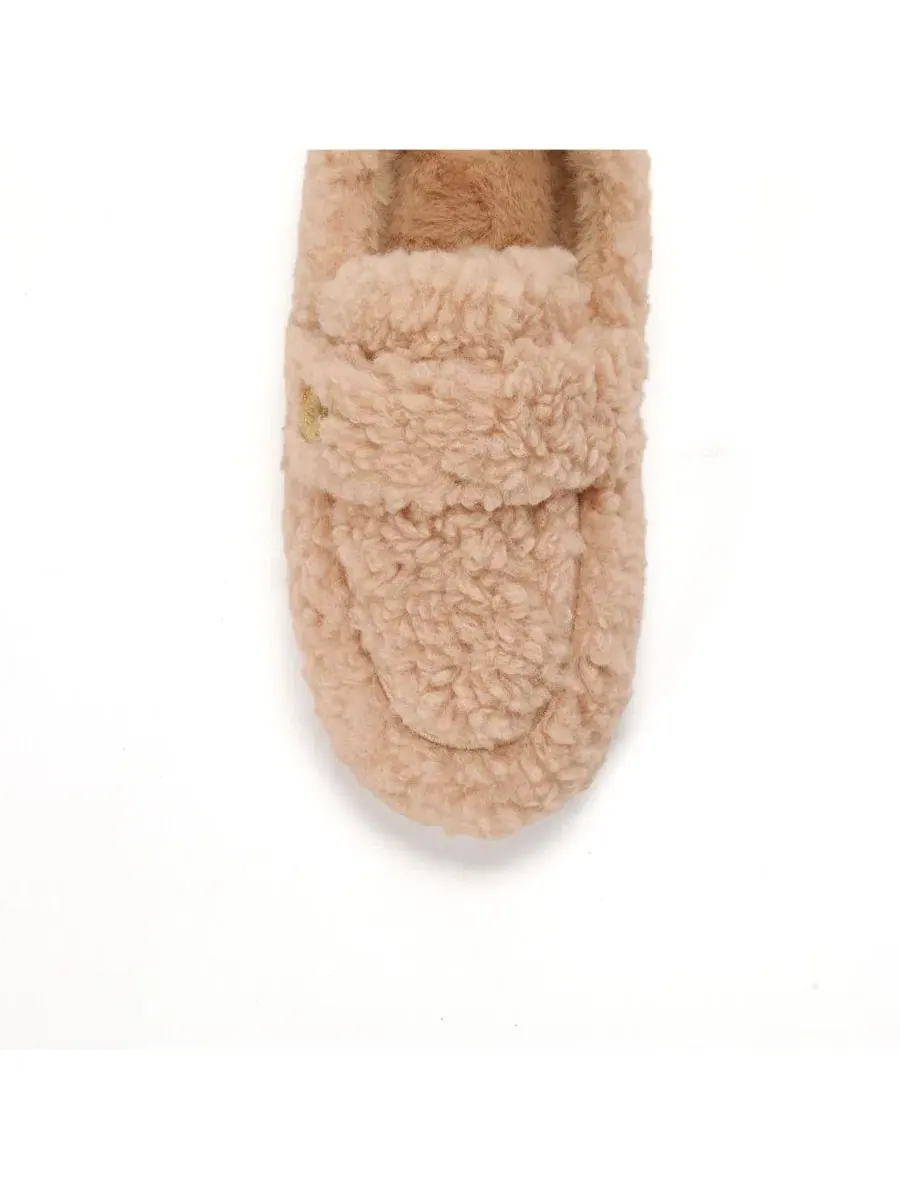 Женские тапочки-лоферы Madeline Luxe Teddy Latte Dearfoams — изображение 8 из 8, бежевый