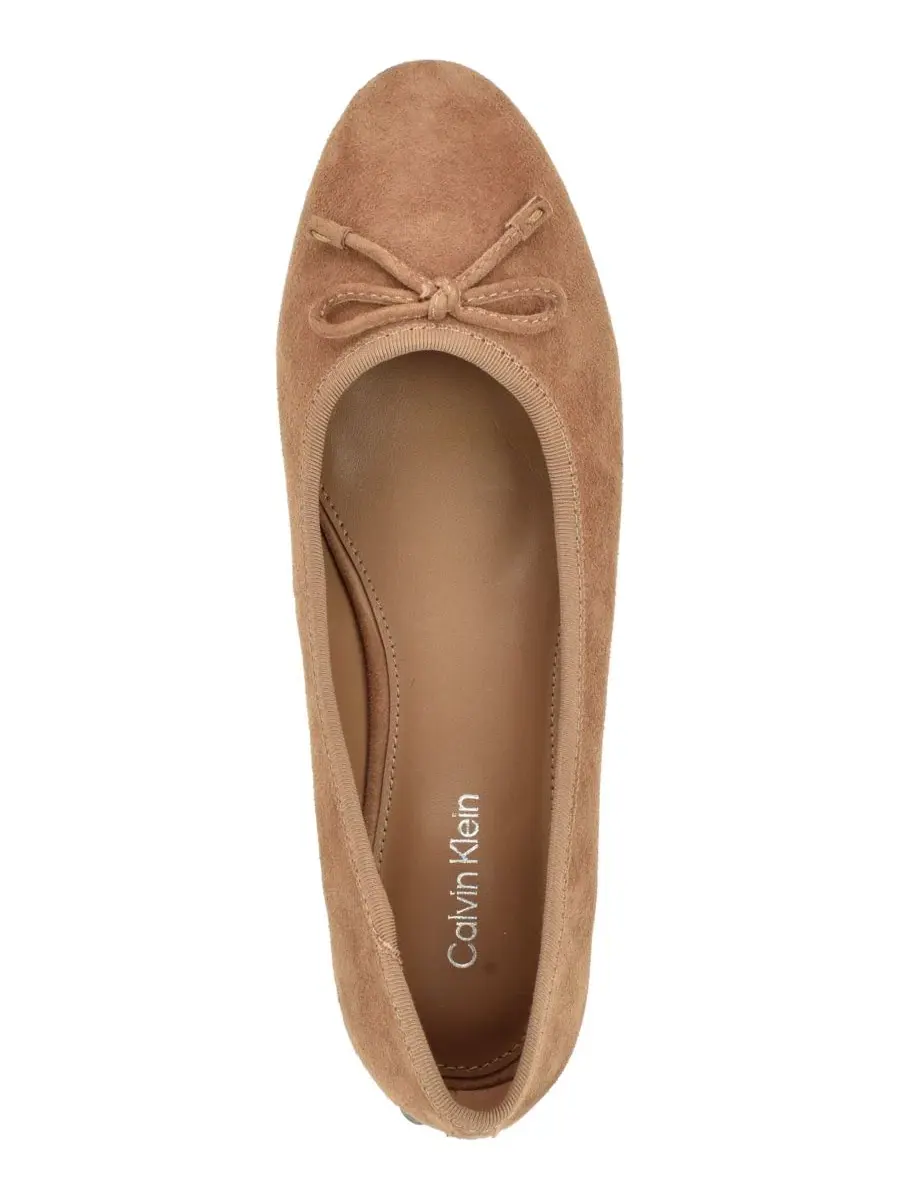 Балетки на низком каблуке Cyrie Suede Calvin Klein — изображение 4 из 5, натуральный