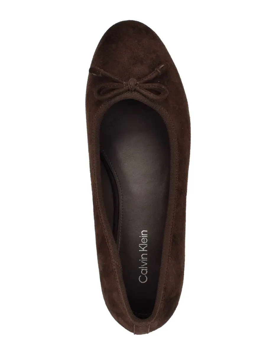 Балетки на низком каблуке Cyrie Suede Low Block Heel Calvin Klein — изображение 4 из 5, темный коричневый