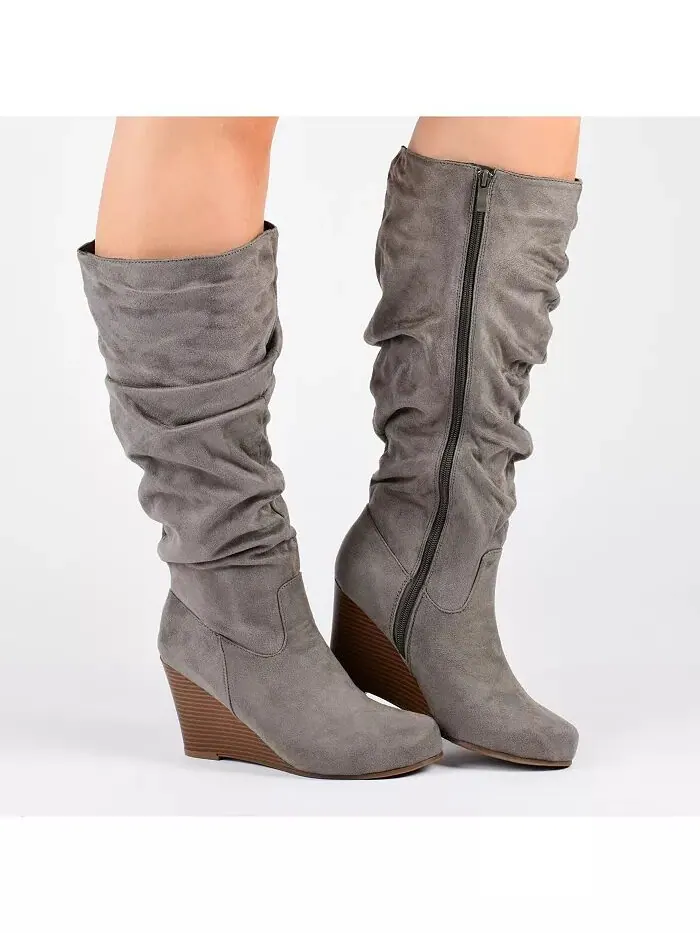Женские сапоги Haze Wide Calf с оборками и высокой танкеткой Journee Collection — изображение 3 из 7, серый
