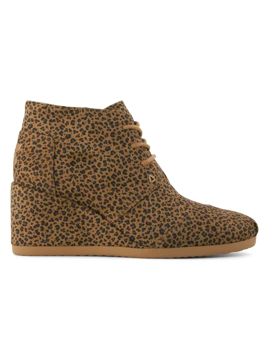 Ботинки на танкетке Desert Wedge Plus Lace-Up TOMS, Toffee Micro Leopard Print — изображение 2 из 5