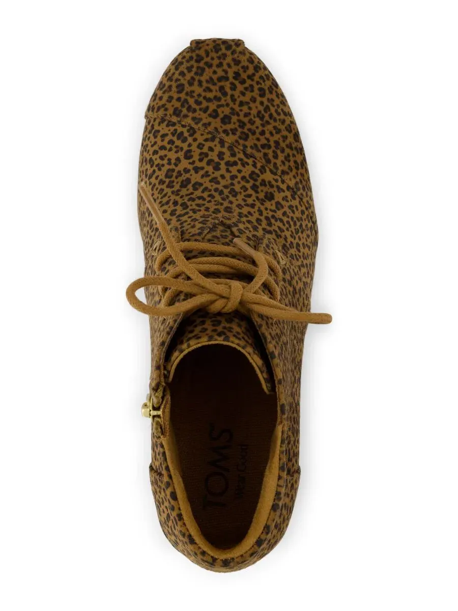 Ботинки на танкетке Desert Wedge Plus Lace-Up TOMS, Toffee Micro Leopard Print — изображение 4 из 5
