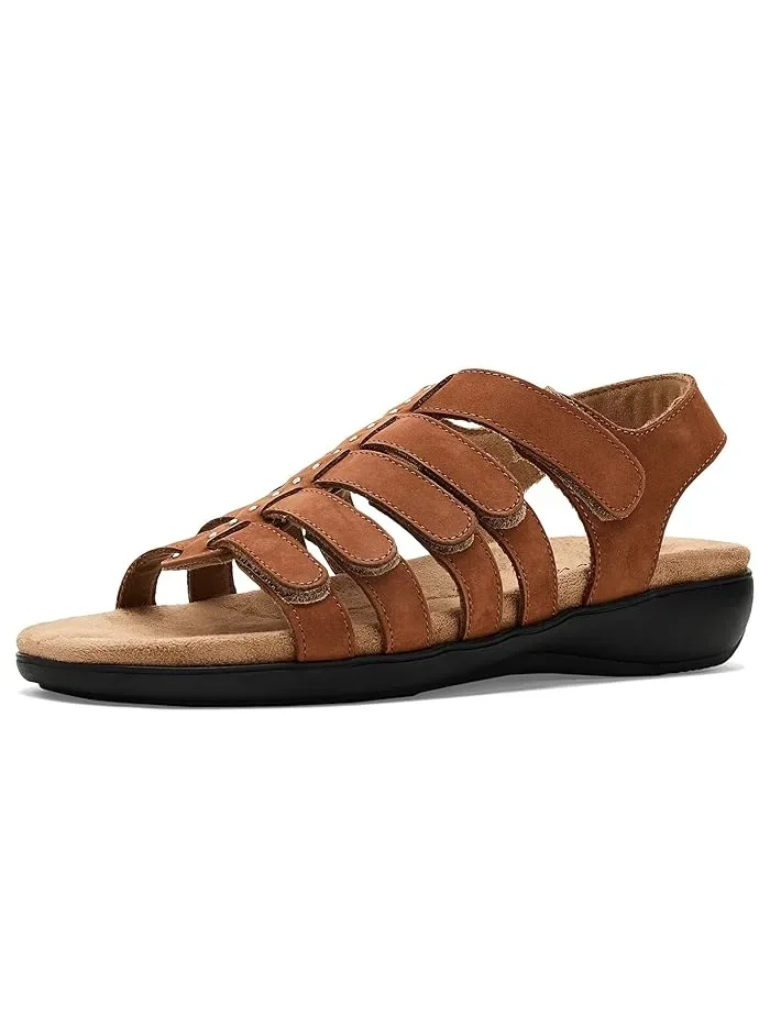 Сандалии с металлическими заклепками Rikki Studs Trotters, Luggage Nubuck — 1