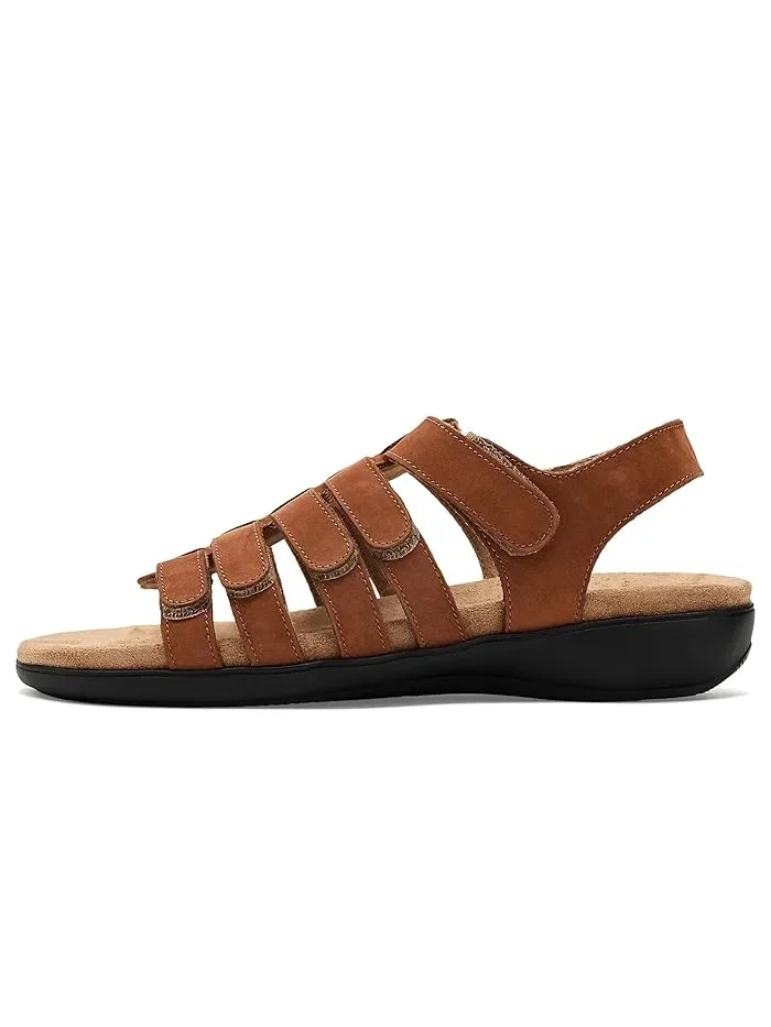 Сандалии с металлическими заклепками Rikki Studs Trotters, Luggage Nubuck — 5