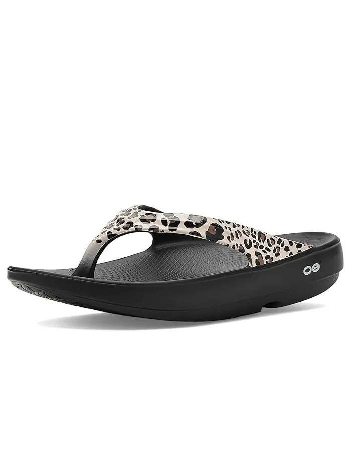 Сандалии Oolala Limited Thong OOFOS, Leopard — 2