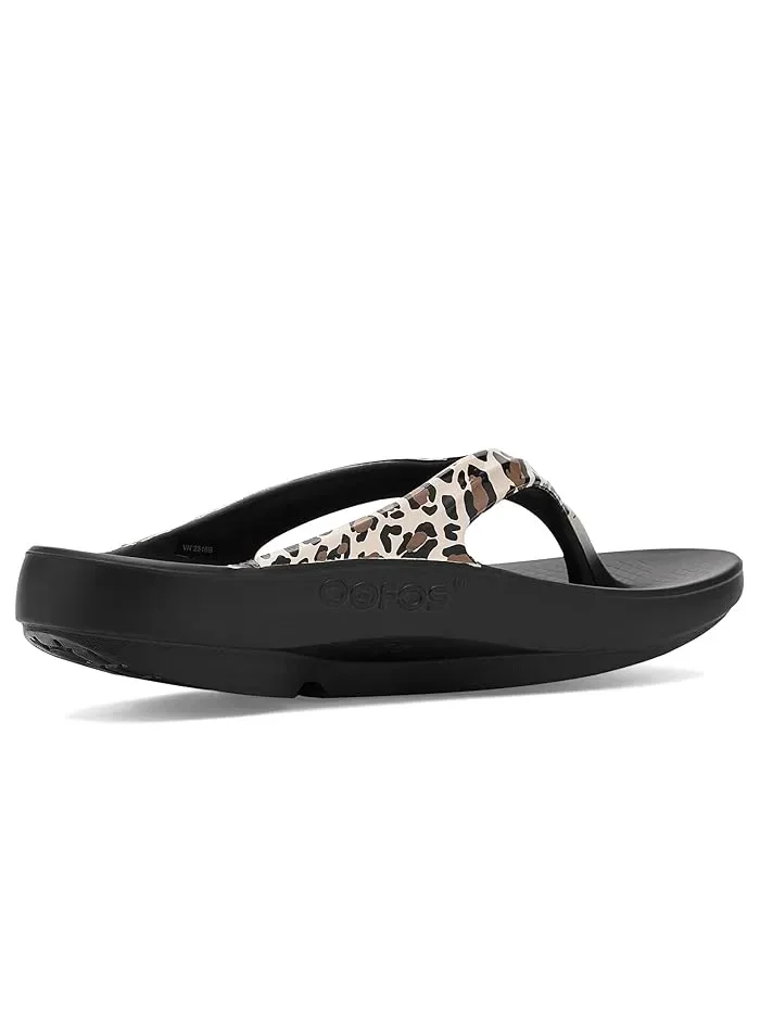 Сандалии Oolala Limited Thong OOFOS, Leopard — 4