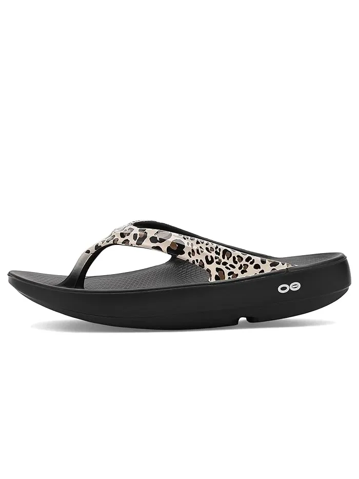 Сандалии Oolala Limited Thong OOFOS, Leopard — 5