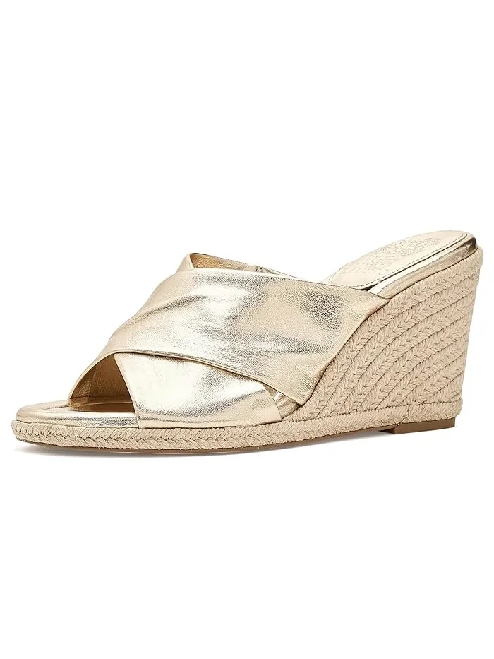 Босоножки на танкетке с перекрестными ремешками Fisella Vince Camuto — 1